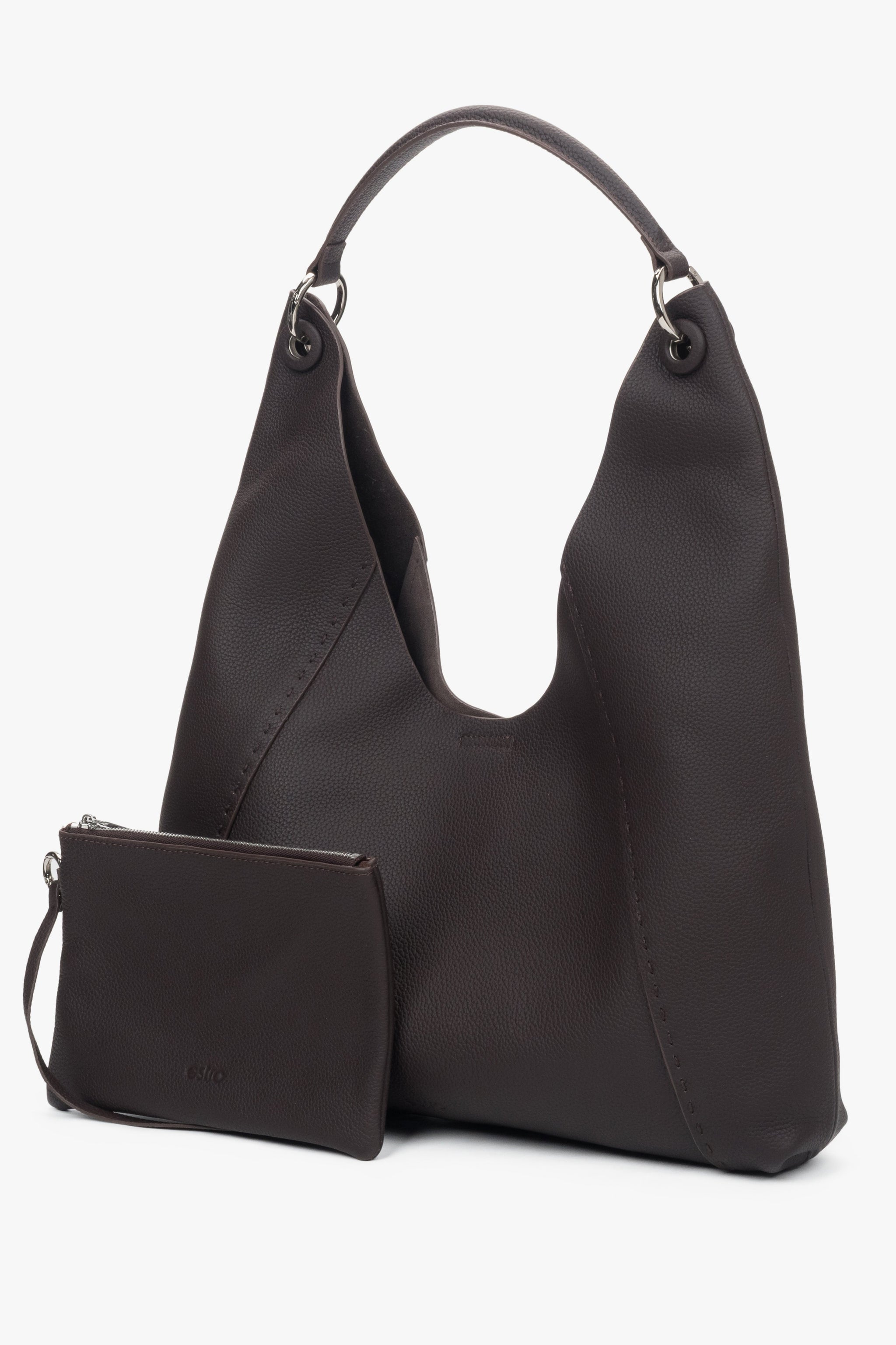 Die dunkelbraune Ledertasche wird zusammen mit der praktischen, herausnehmbaren Kosmetiktasche präsentiert.