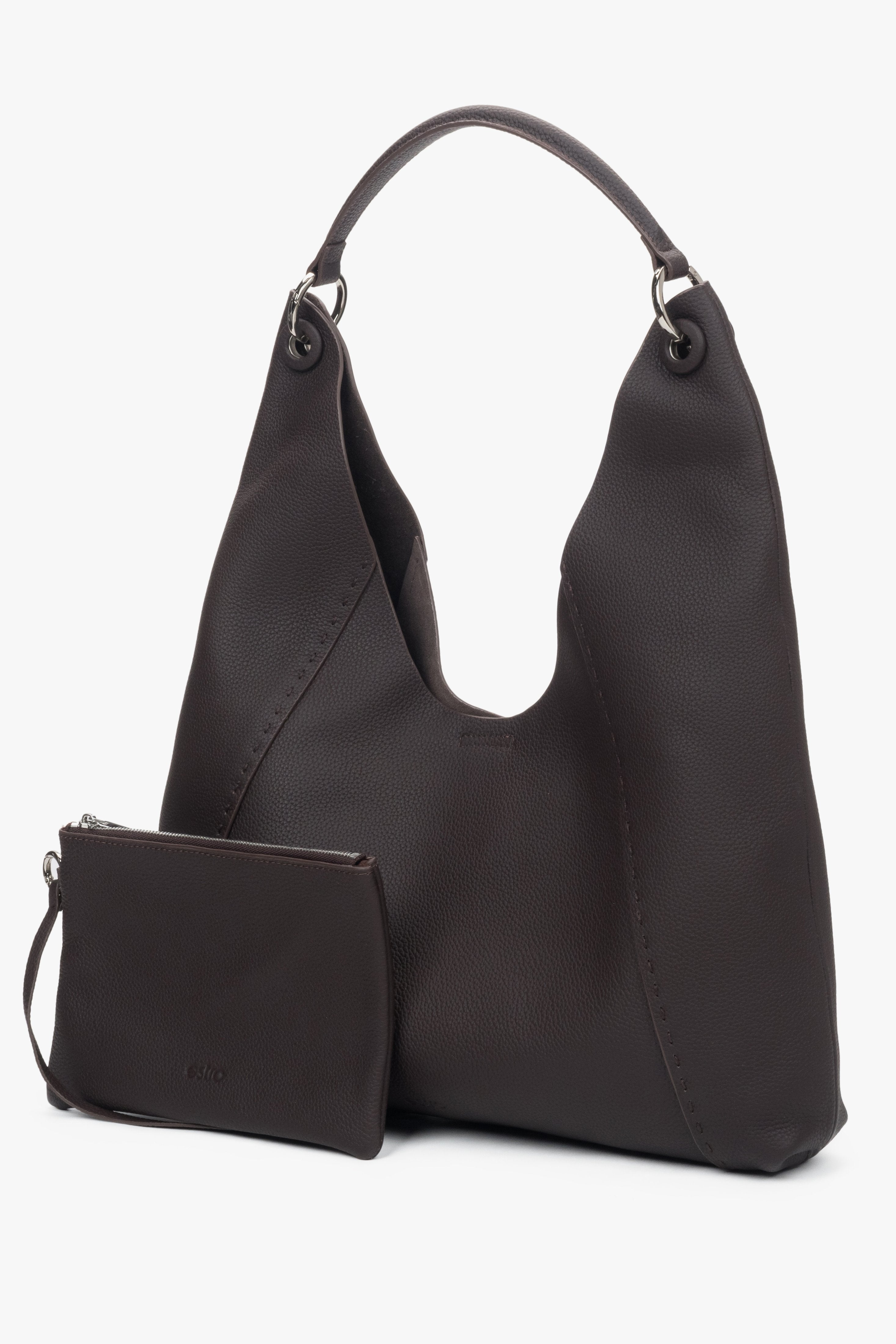 Die dunkelbraune Ledertasche wird zusammen mit der praktischen, herausnehmbaren Kosmetiktasche präsentiert.