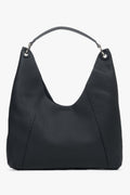 Frontalansicht der geräumigen, schwarzen Hobo-Tasche aus weichem Echtleder.