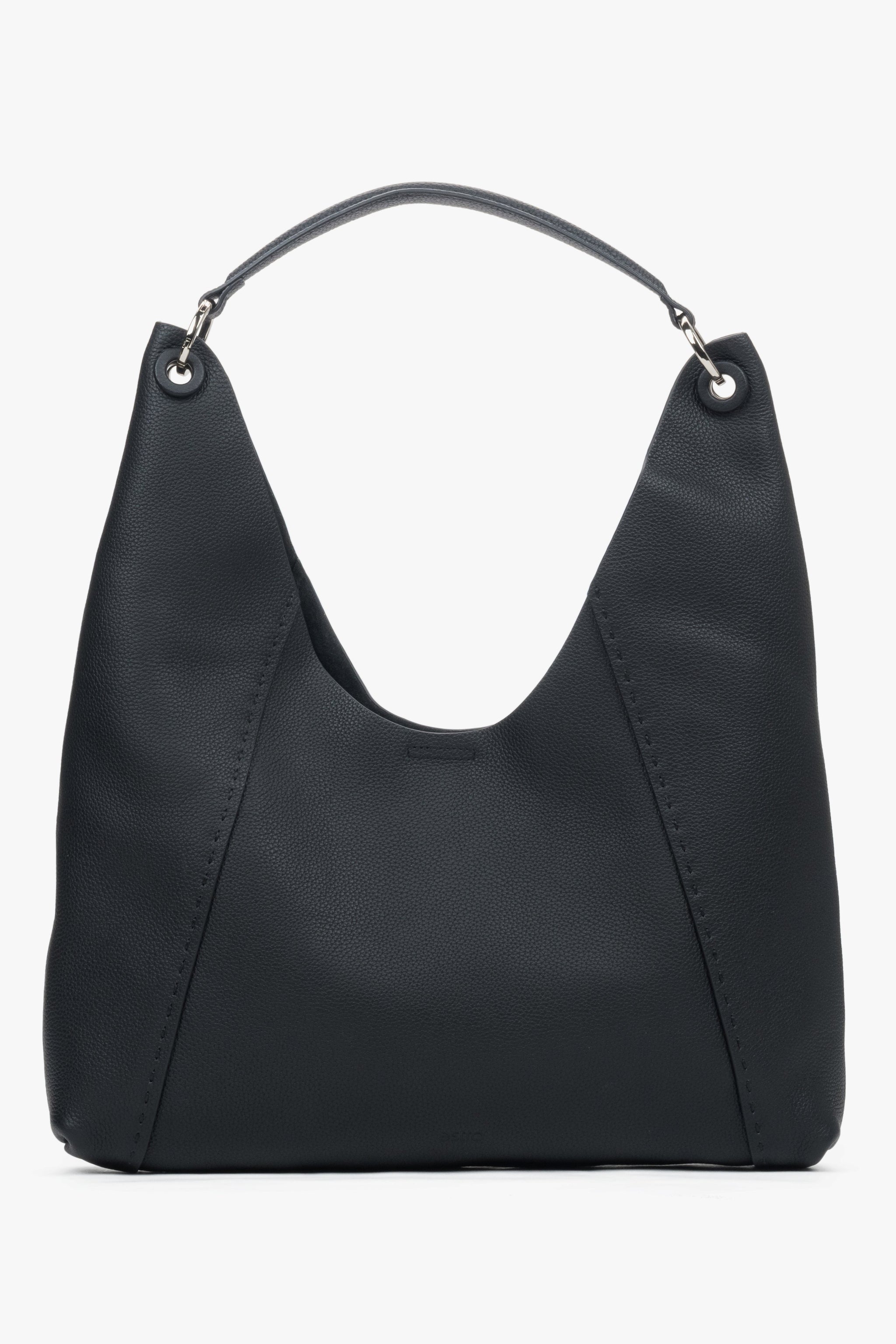 Frontalansicht der geräumigen, schwarzen Hobo-Tasche aus weichem Echtleder.