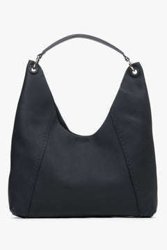 Frontalansicht der geräumigen, schwarzen Hobo-Tasche aus weichem Echtleder.
