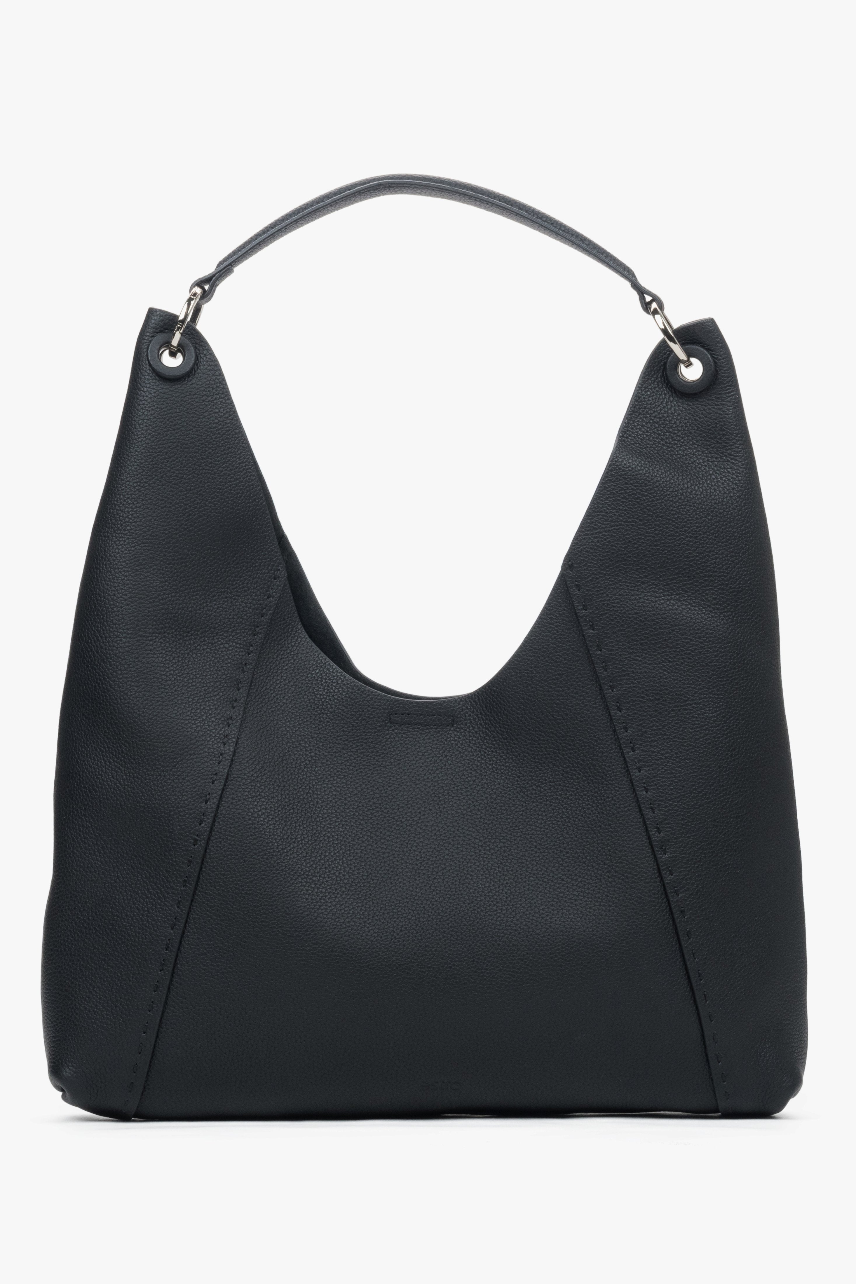 Frontalansicht der geräumigen, schwarzen Hobo-Tasche aus weichem Echtleder.