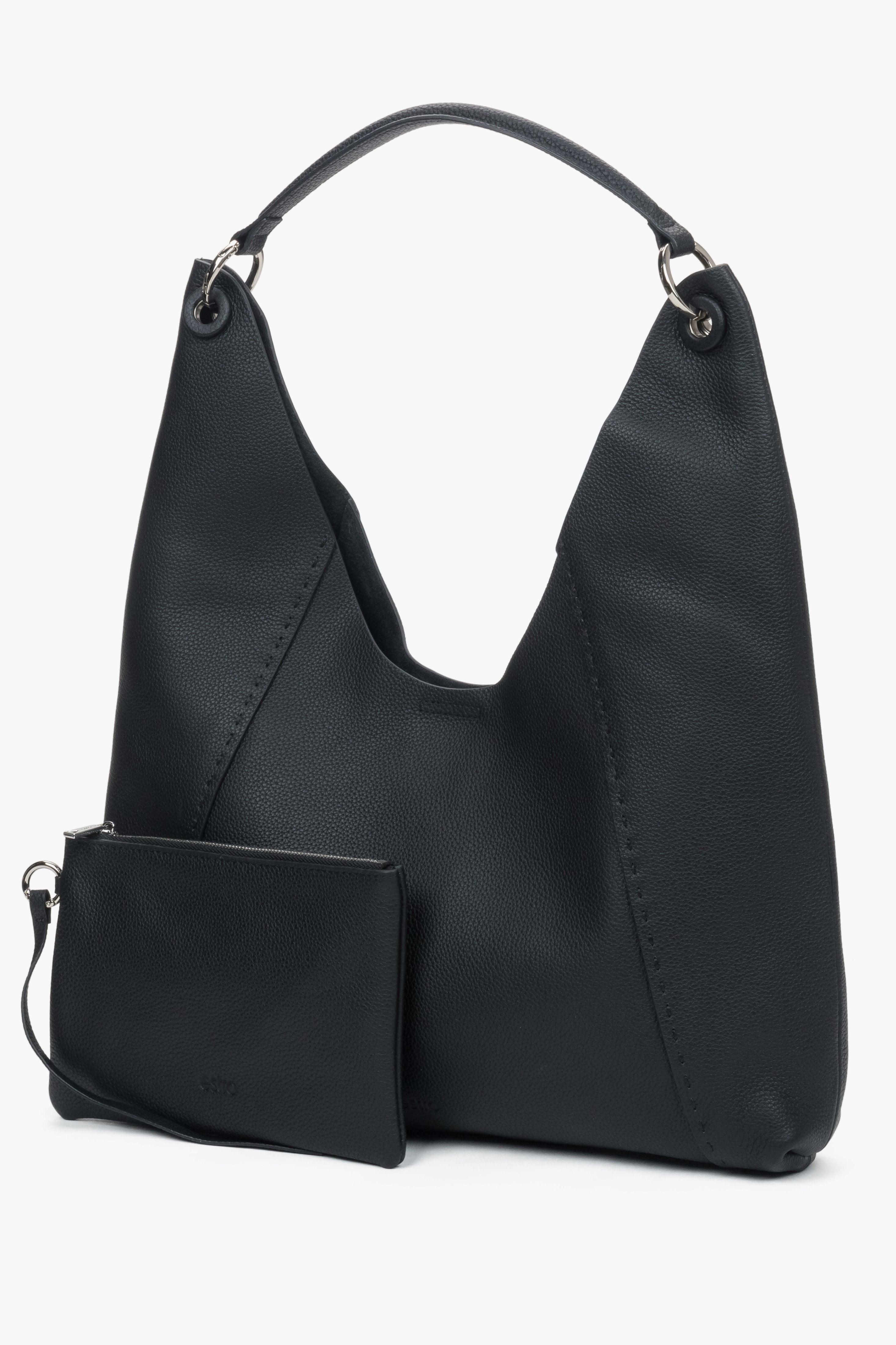 Die schwarze Ledertasche wird zusammen mit der praktischen, herausnehmbaren Kosmetiktasche präsentiert.