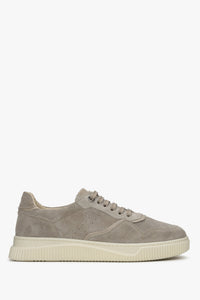 Flaches Seitenprofil der grau-beigefarbenen Damen-Sneaker aus Veloursleder mit heller Sohle
