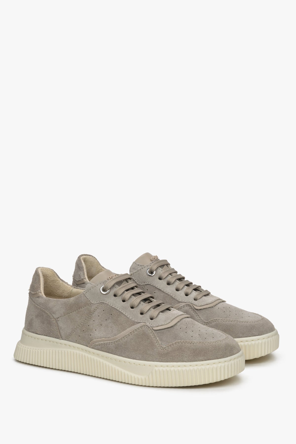 Schräge Frontalansicht des Paares grau-beigefarbener Velours-Sneaker