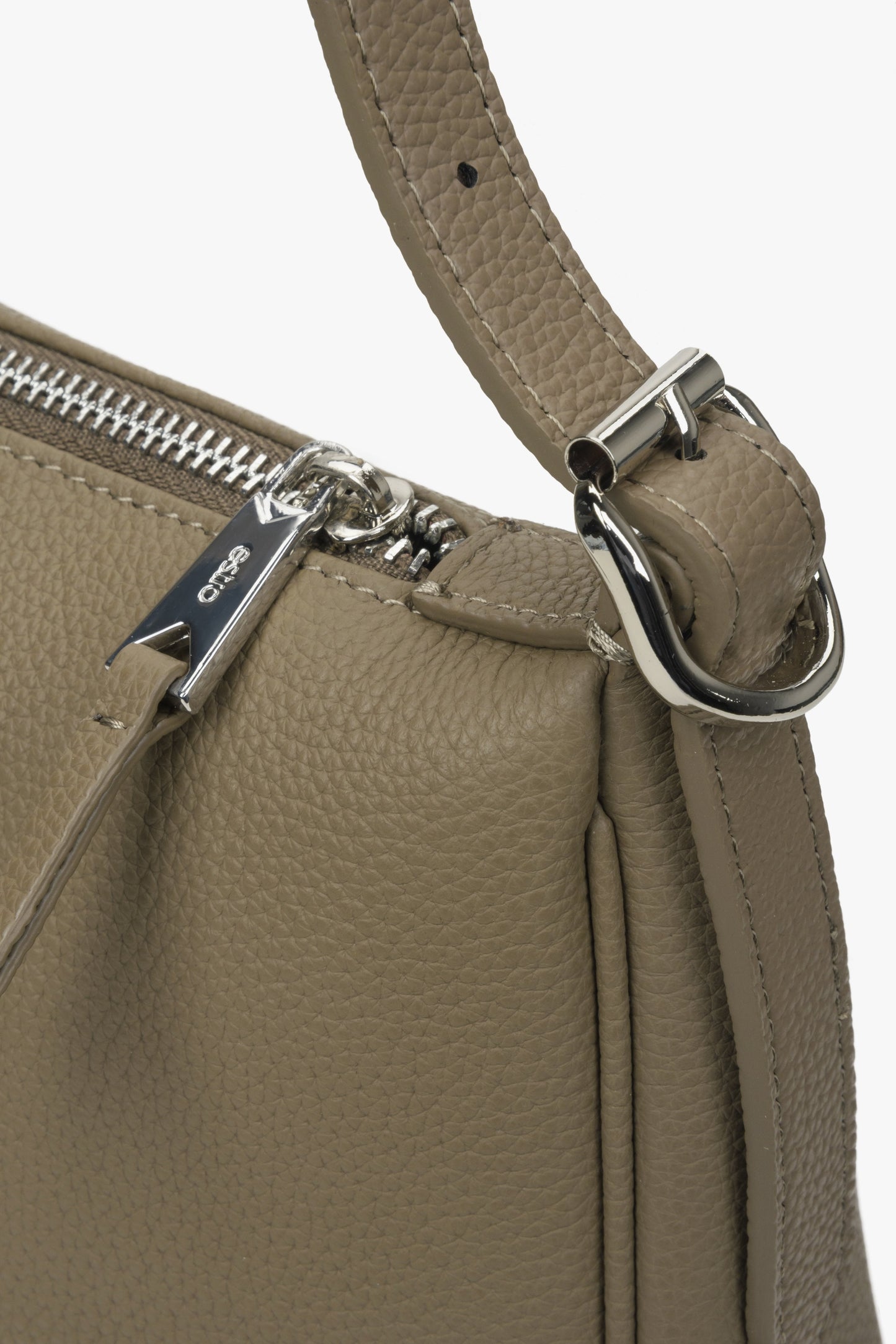 Schwarz-beigefarbene Leder-Umhängetasche – Nahaufnahme der Details.