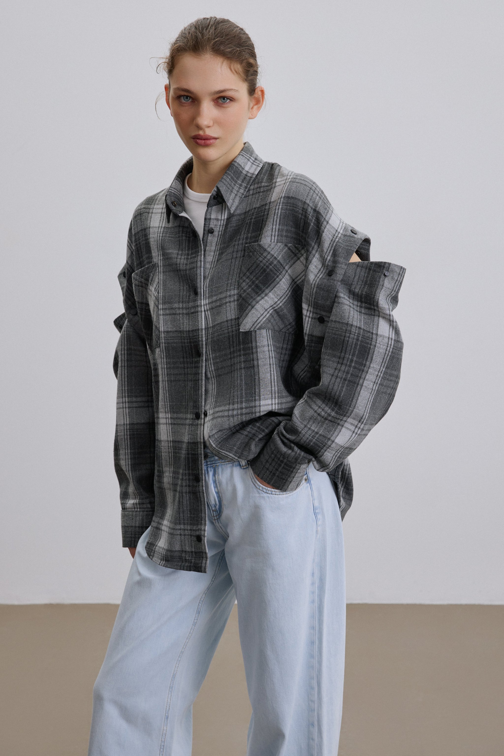 Komplettes Outfit mit dem grauen Damenhemd und abnehmbaren Ärmeln.