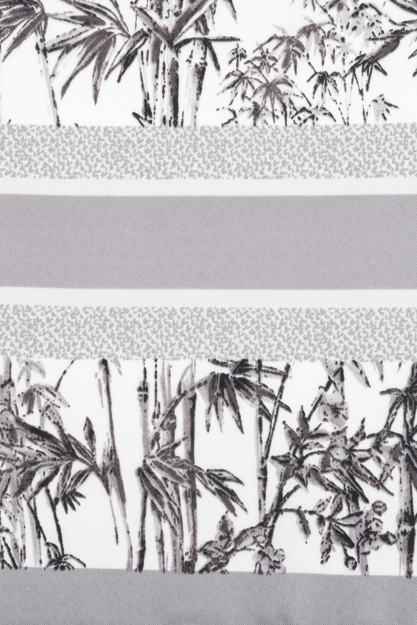 Detailaufnahme des grau-weißen Dschungelprints und der Kanten