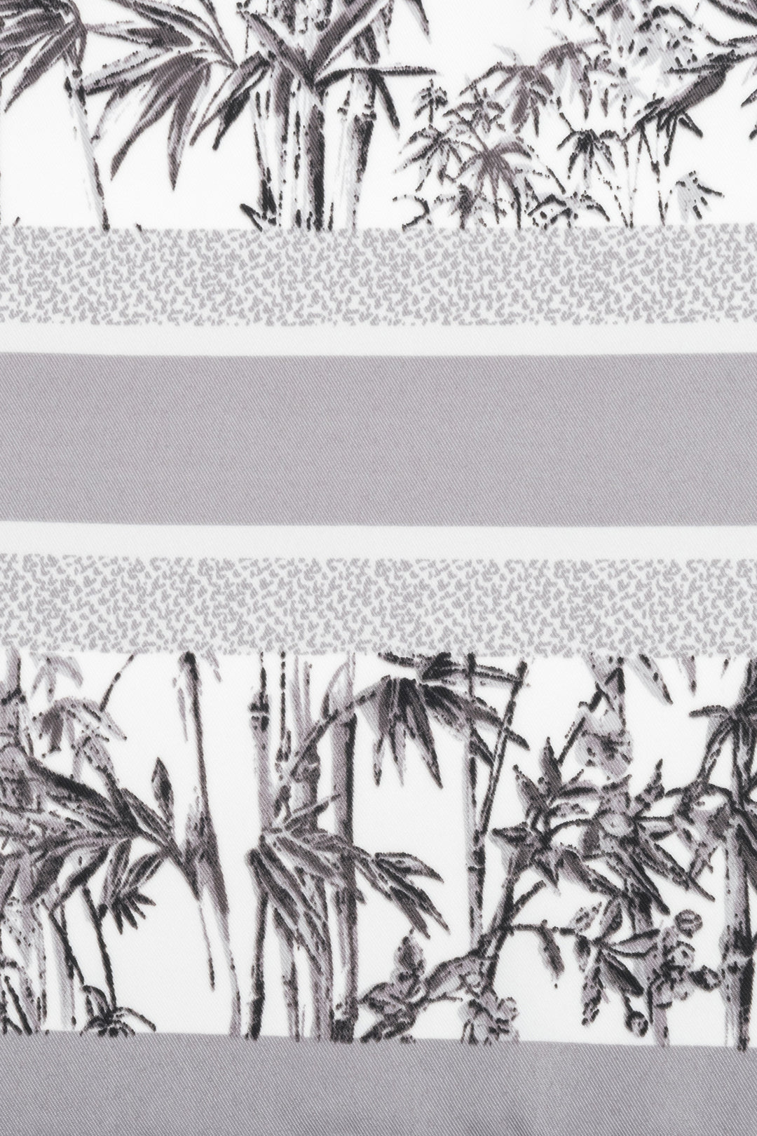 Detailaufnahme des grau-weißen Dschungelprints und der Kanten
