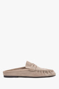 Graubeige Damen-Mules aus natürlichem Veloursleder in seitlicher Ansicht
