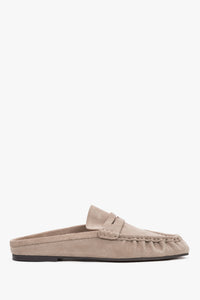 Graubeige Damen-Mules aus natürlichem Veloursleder in seitlicher Ansicht