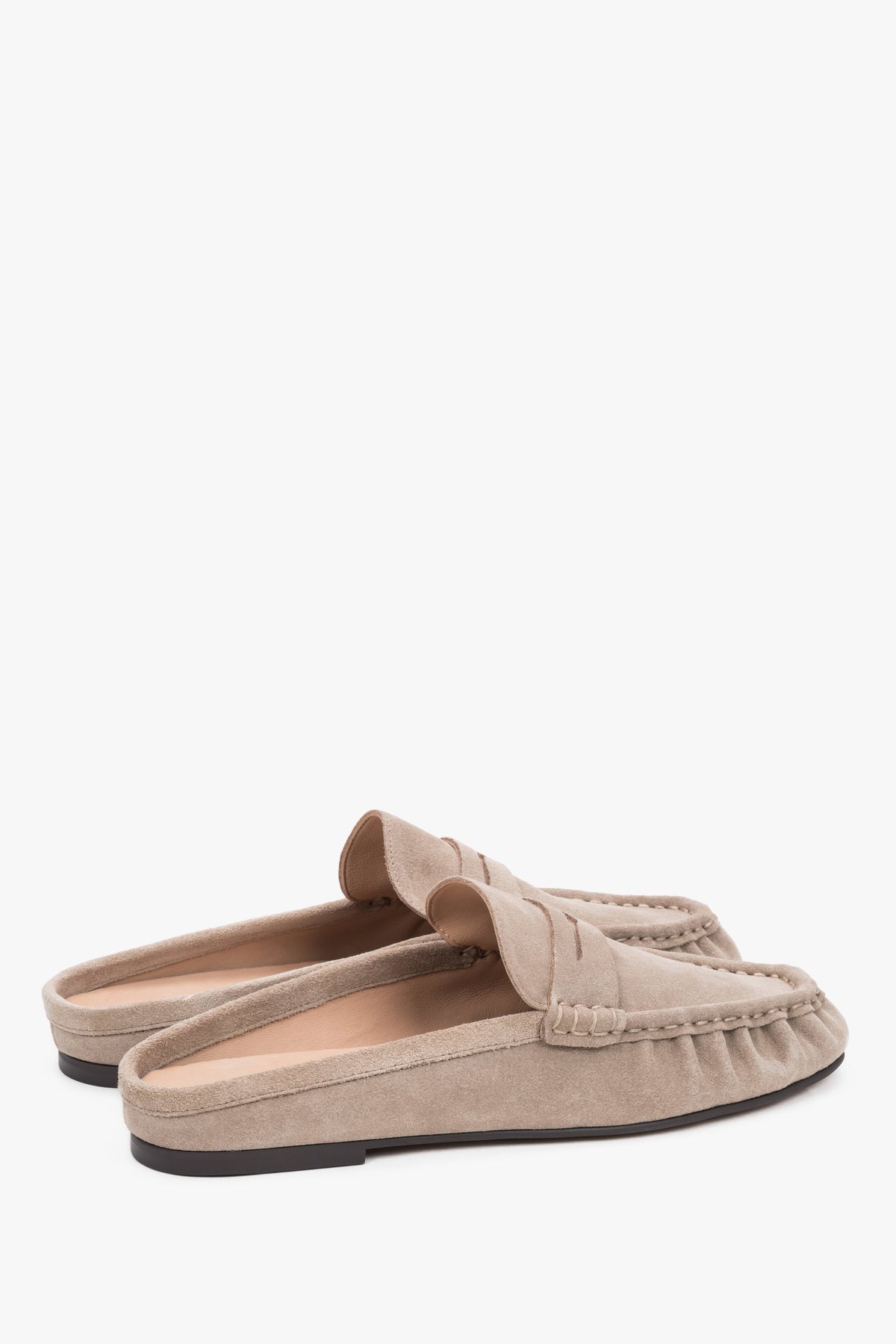 Graubeige Damen-Mules aus Veloursleder in schräger Seitenansicht mit Loafer-Detail