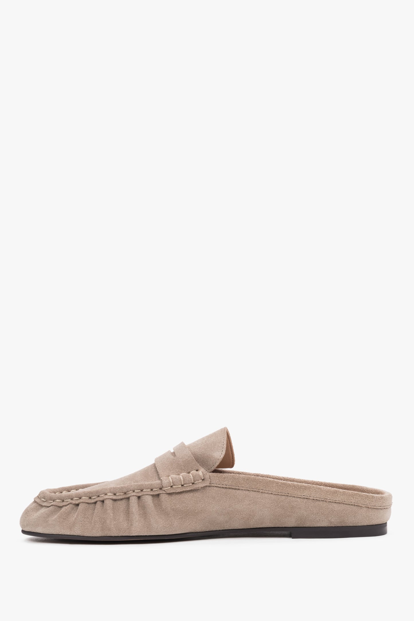 Graubeige Damen-Mules aus natürlichem Veloursleder in flacher Seitenansicht