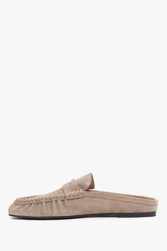 Graubeige Damen-Mules aus natürlichem Veloursleder in flacher Seitenansicht