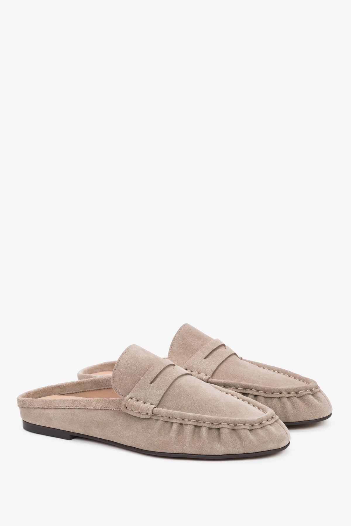 Graubeige Damen-Mules aus natürlichem Veloursleder in schräger Vorderansicht