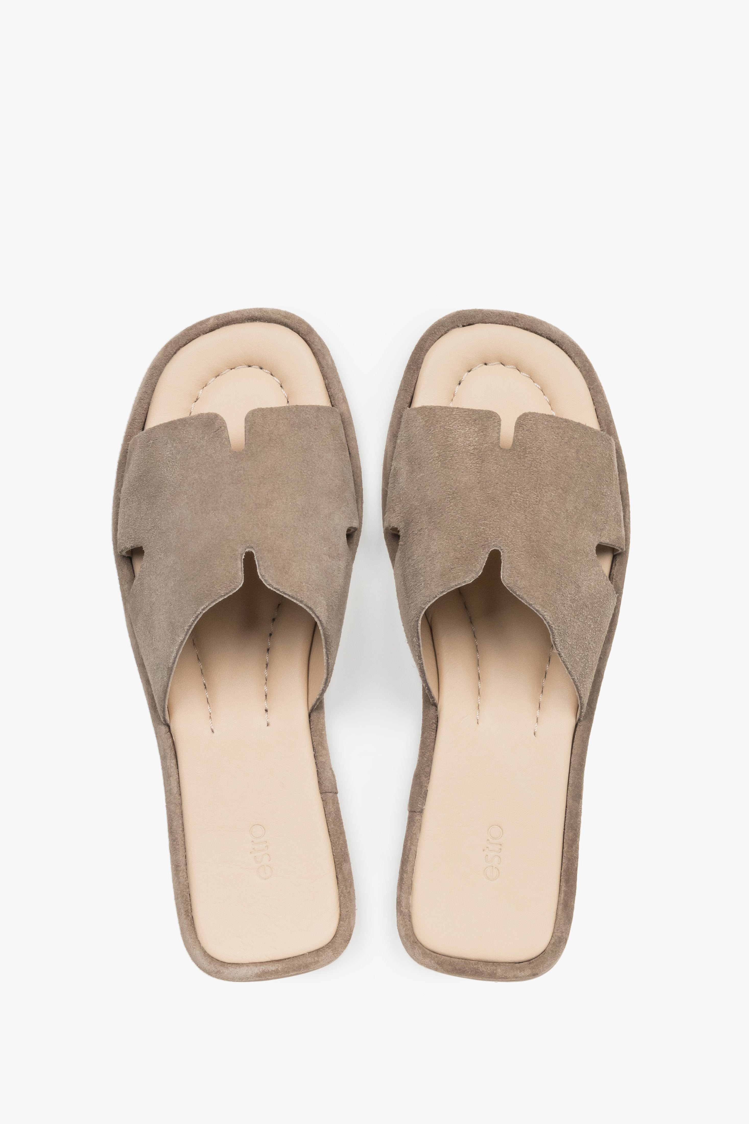 Draufansicht der graubeigen Velours-Mules mit flacher Sohle