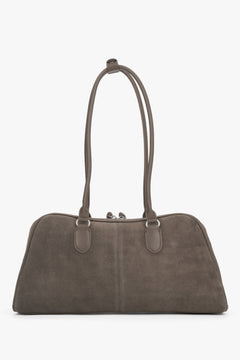 Gerade Frontalansicht der graubeigen Handtasche aus Natur-Velours, die die symmetrische Form und die sanfte Textur zeigt