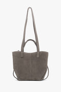 Frontansicht der graubraunen Damen-Henkeltasche aus Natur-Velours in entfalteter Form mit langen Henkeln