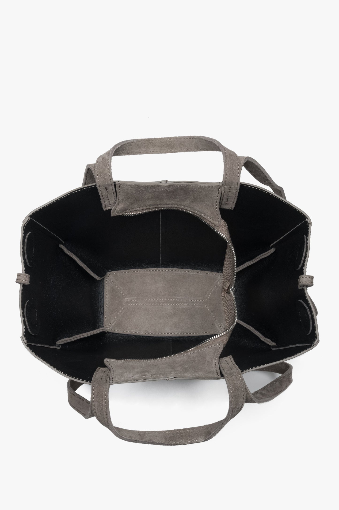 Draufsicht in das geräumige Innere der Velours-Tasche, das mit Echtleder ausgekleidet ist
