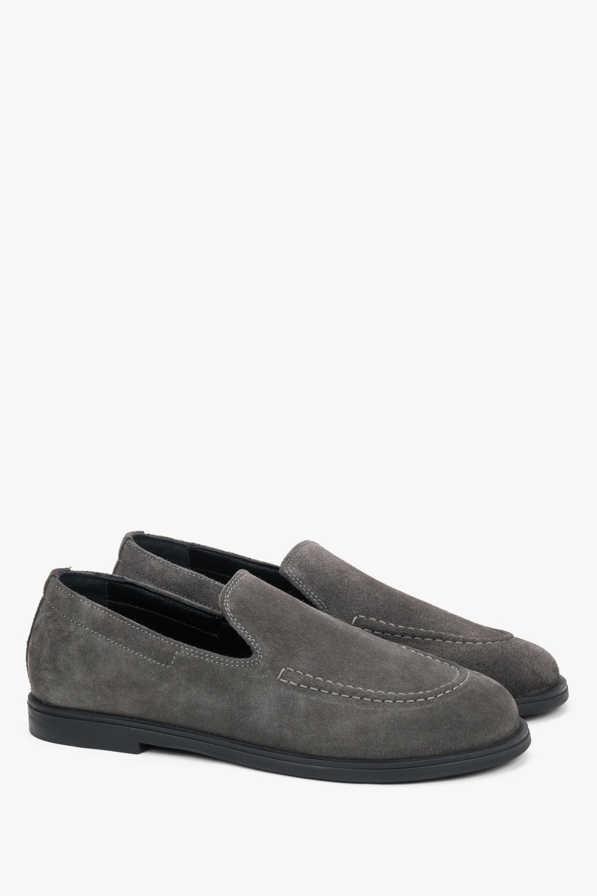 Schräge Frontalansicht der grauen Velours-Loafer im Barefoot-Schnitt