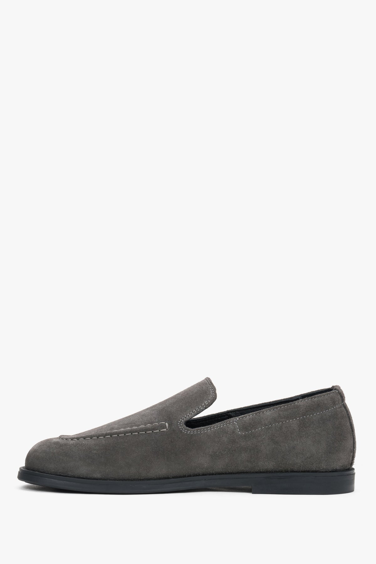 Flaches Seitenprofil der grauen Halbschuhe mit TR-Sohle