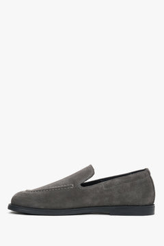 Flaches Seitenprofil der grauen Halbschuhe mit TR-Sohle