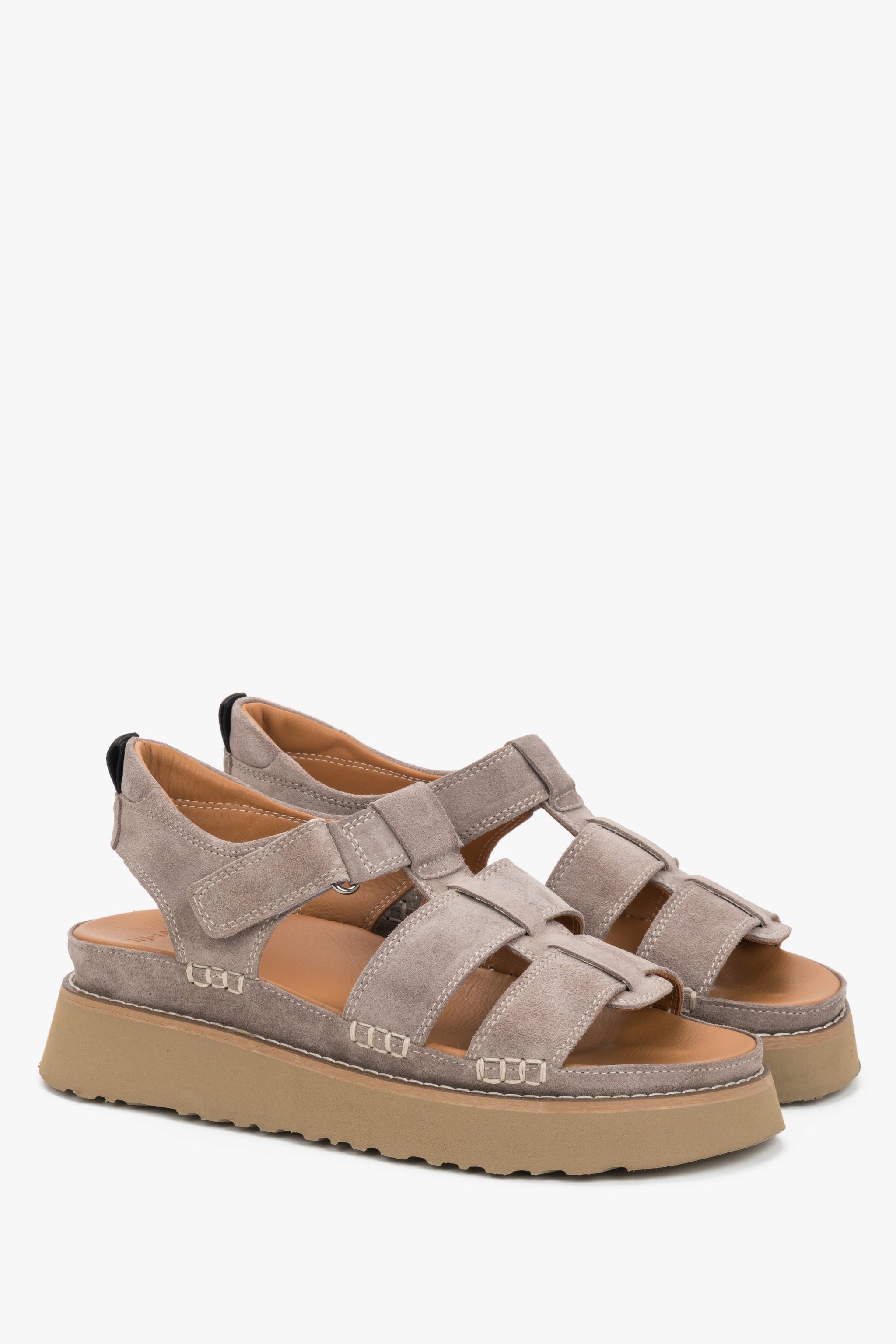 Schrägansicht des Paares grauer Veloursleder-Sandalen mit Klettverschluss