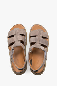 Draufsicht auf das kontrastierende Echtleder-Fußbett in Cognac der grauen Sandalen