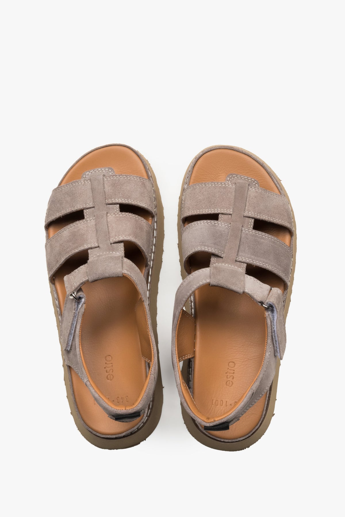 Draufsicht auf das kontrastierende Echtleder-Fußbett in Cognac der grauen Sandalen