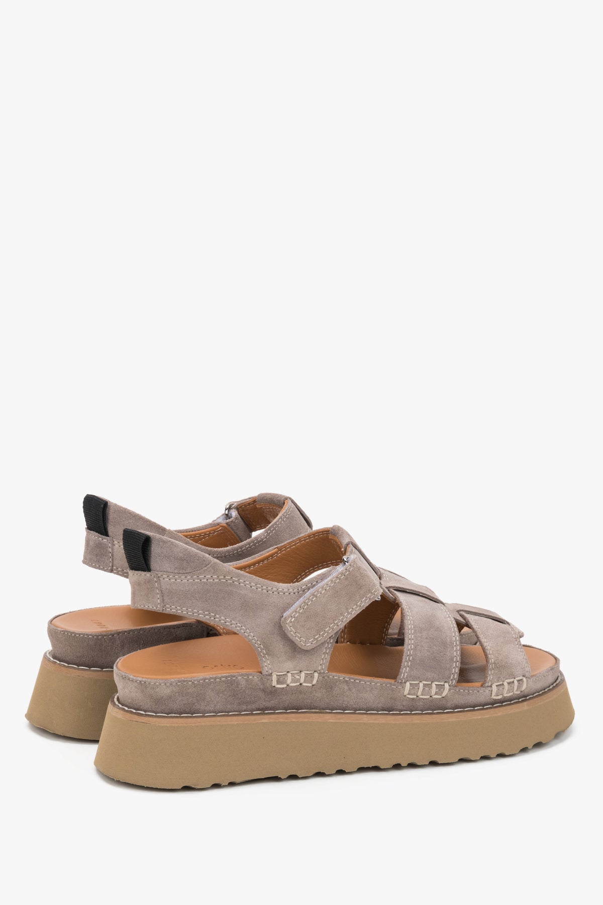Rückansicht der grauen Veloursleder-Sandalen mit dicker TPU-Sohle