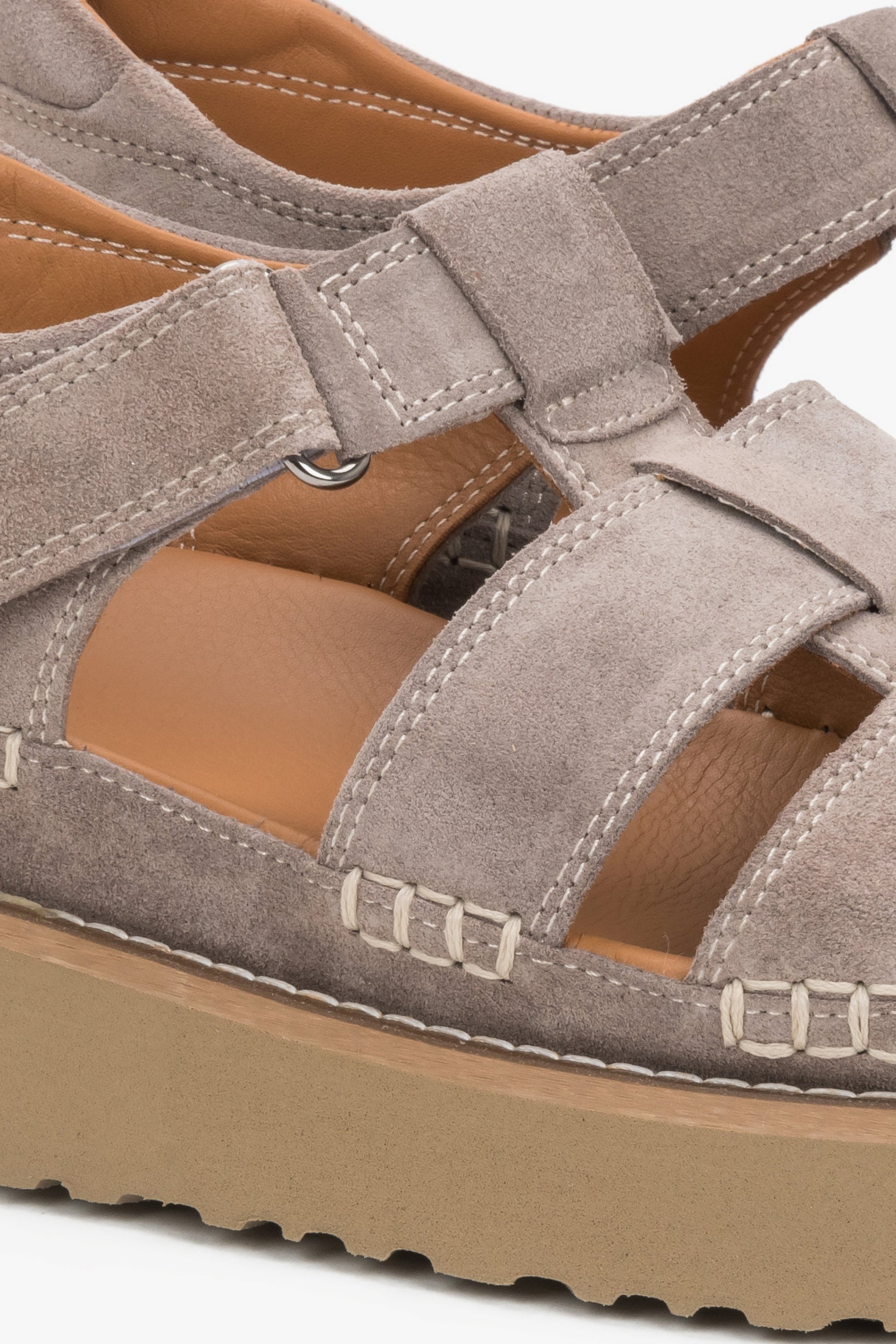 Detailsansicht der grauen Veloursleder-Sandalen mit dicker TPU-Sohle