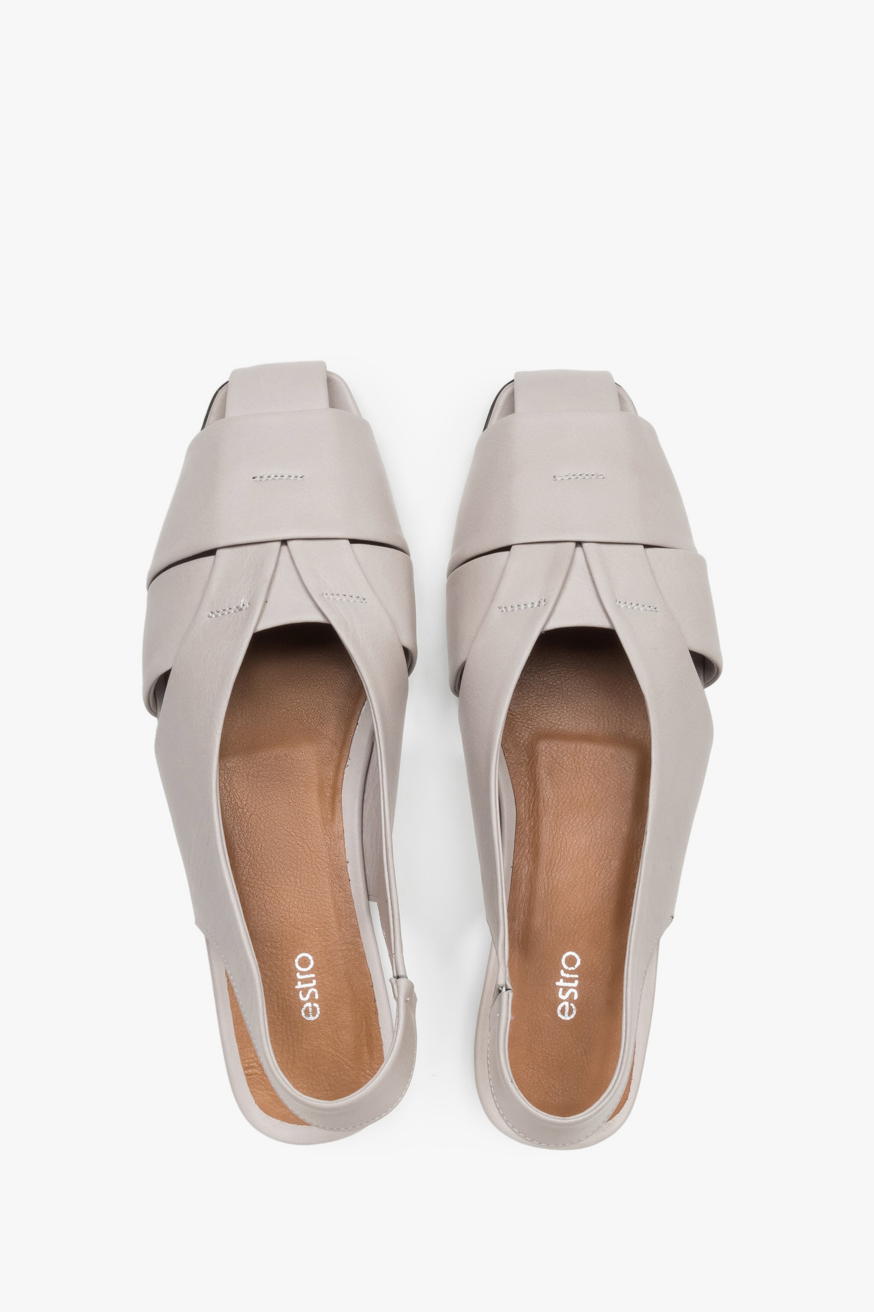 Draufsicht auf das Echtleder-Fußbett der grauen Damen-Sandalen