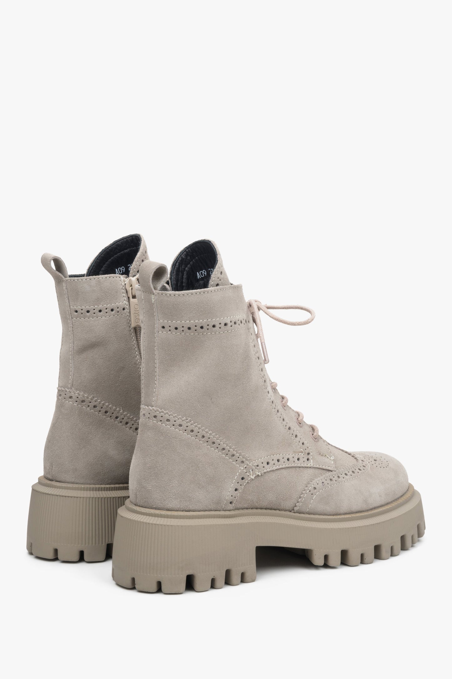 Damenstiefeletten aus grauem Wildleder mit dekorativer Schnürung – Nahaufnahme der Seiten- und Fersenlinien der Schuhe.