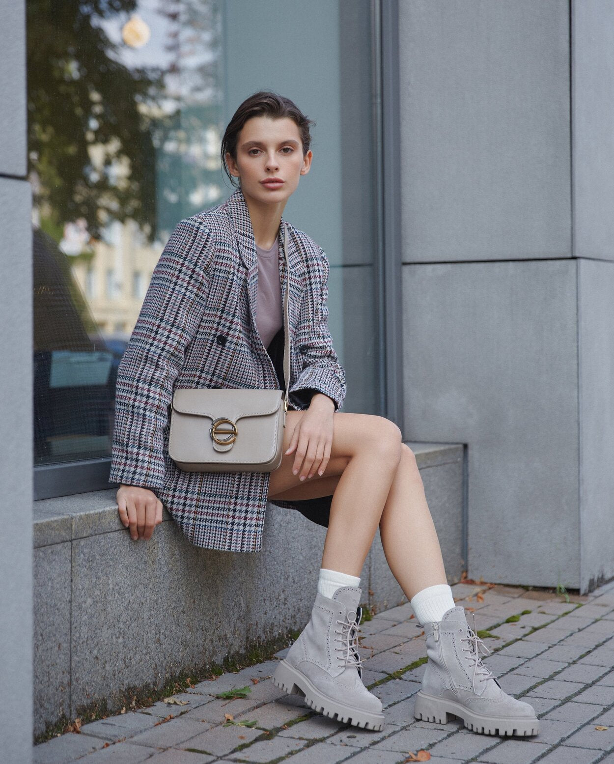 Damenstiefeletten aus grauem Wildleder mit dekorativer Schnürung – Styling.