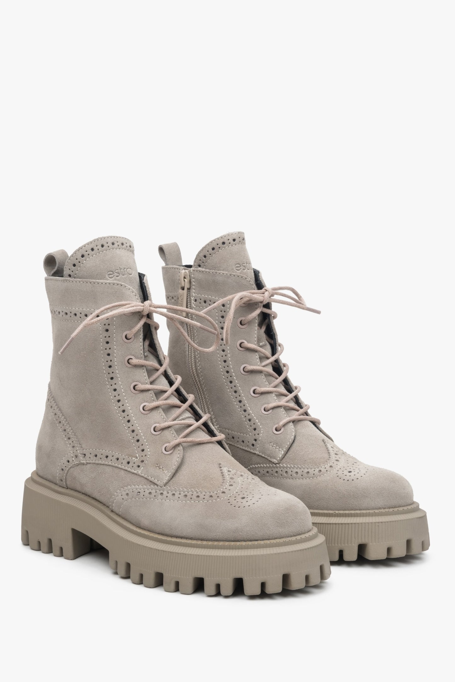 Schnürstiefel für Damen aus Wildleder von Estro auf perforierter Plateausohle – Nahaufnahme der Schuhspitze.