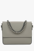 Graue Damen-Schultertasche aus edlem italienischem Leder mit Kette Estro ER00115033.