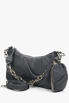 Graue Damenhandtasche aus Leder von Estro mit elegantem Kettenriemen.