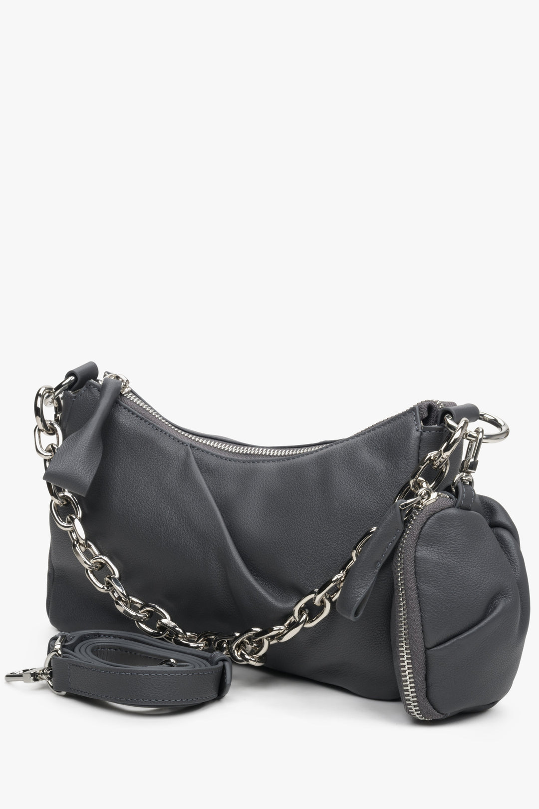 Graue Damenhandtasche aus Leder von Estro mit elegantem Kettenriemen.