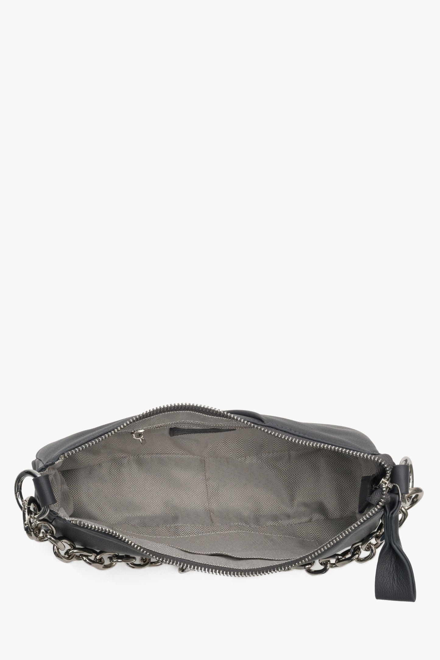 Kleine, praktische Schultertasche für Damen in Grau aus echtem Leder von Estro – Nahaufnahme des Tascheninneren.