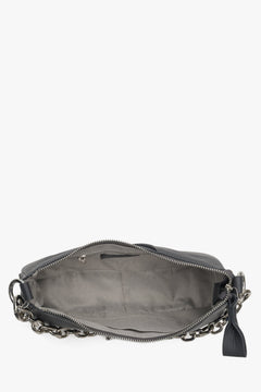 Kleine, praktische Schultertasche für Damen in Grau aus echtem Leder von Estro – Nahaufnahme des Tascheninneren.