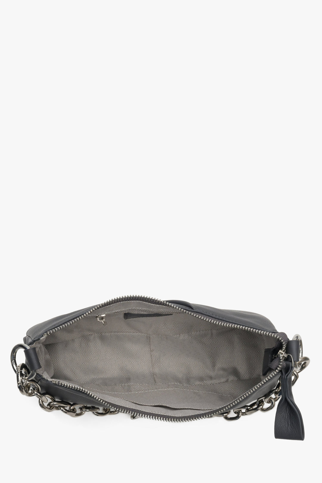 Kleine, praktische Schultertasche für Damen in Grau aus echtem Leder von Estro – Nahaufnahme des Tascheninneren.
