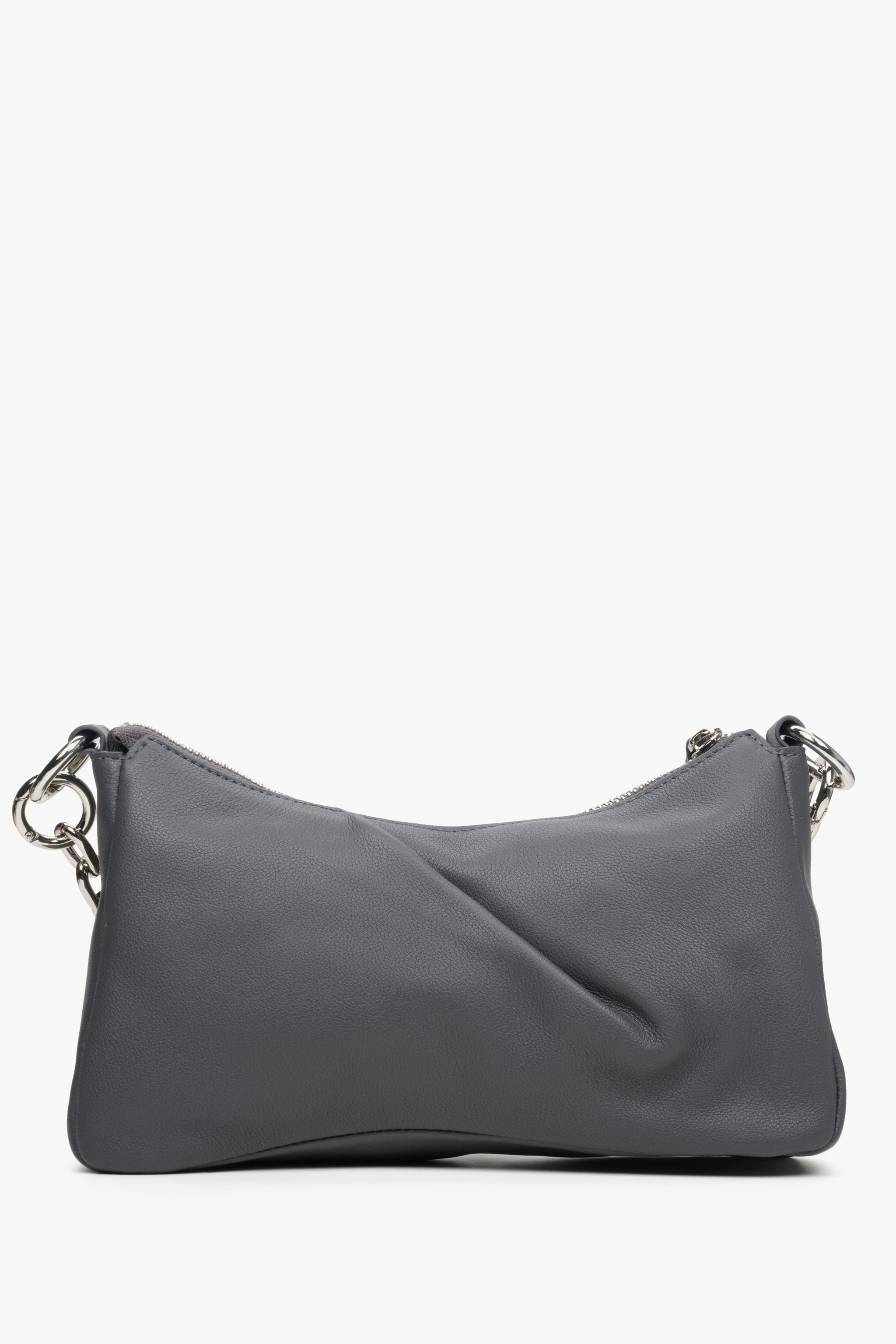 Graue Damenhandtasche aus Leder von Estro mit Kettenriemen – Rückansicht.