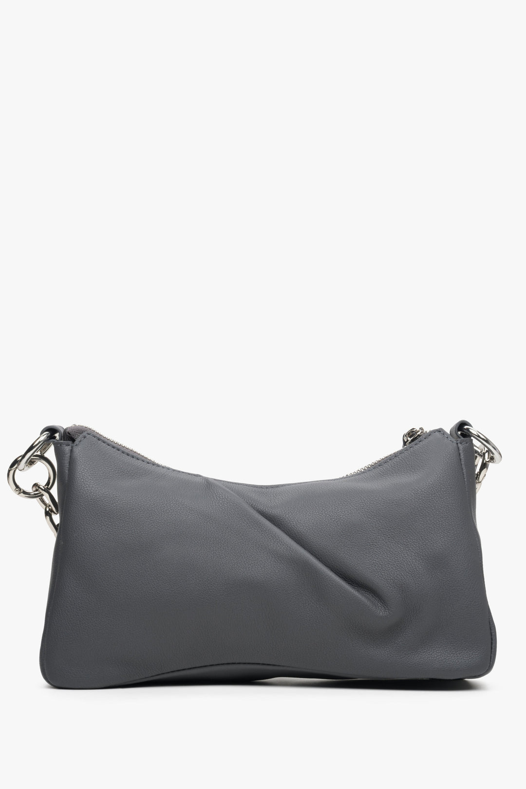 Graue Damenhandtasche aus Leder von Estro mit Kettenriemen – Rückansicht.