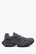 Flache Seitenansicht des grauen Damen-Sneakers aus strukturiertem Velours mit Plateau-Sohle 