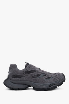 Flache Seitenansicht des grauen Damen-Sneakers aus strukturiertem Velours mit Plateau-Sohle 