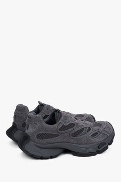 Rückwärtige Schrägansicht der Sneaker mit Fokus auf die klobige Fersenpartie und die profilierte Sohle 