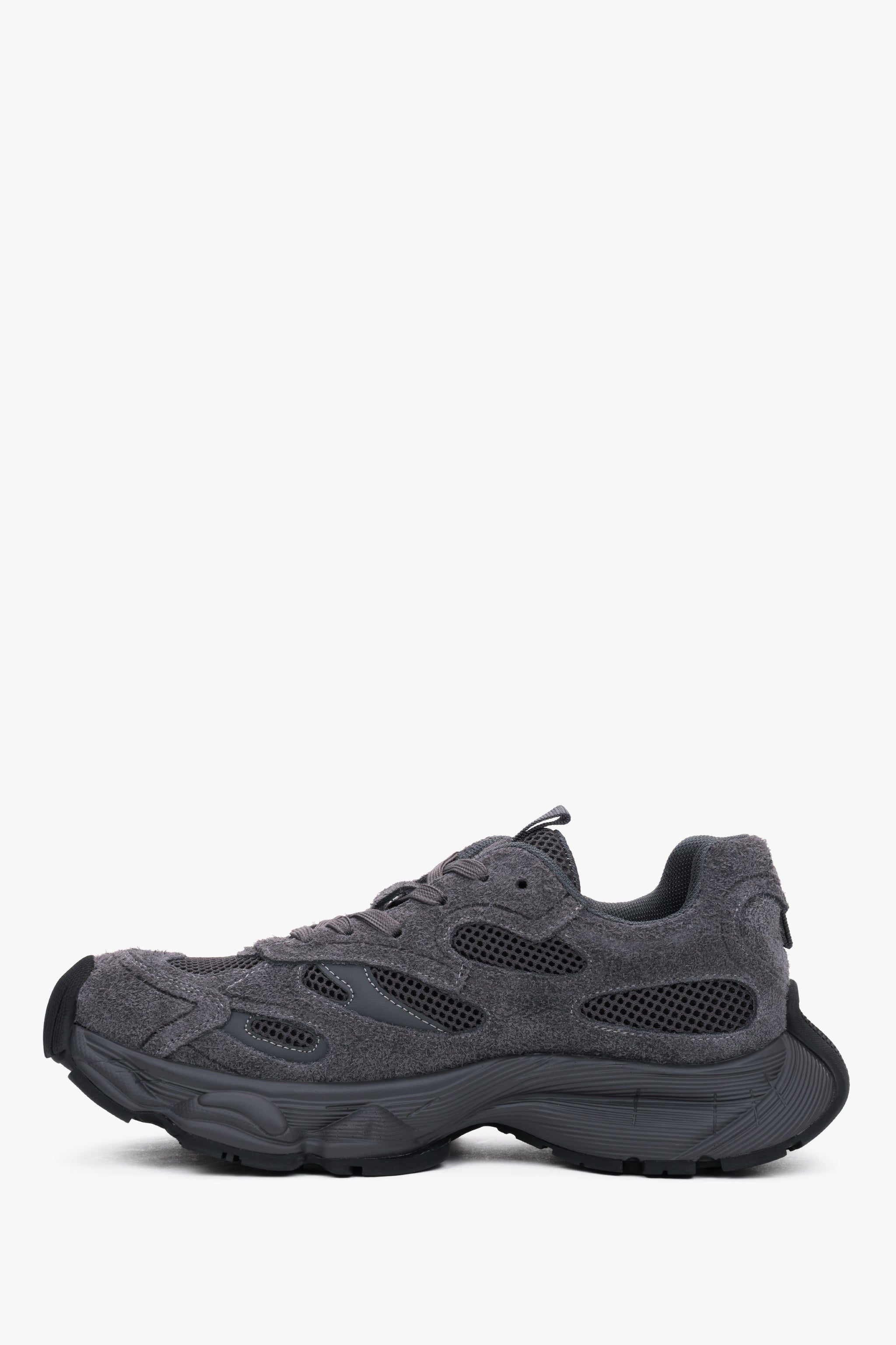 Flache Profilansicht der Außenseite des grauen Sneakers aus strukturiertem Velours