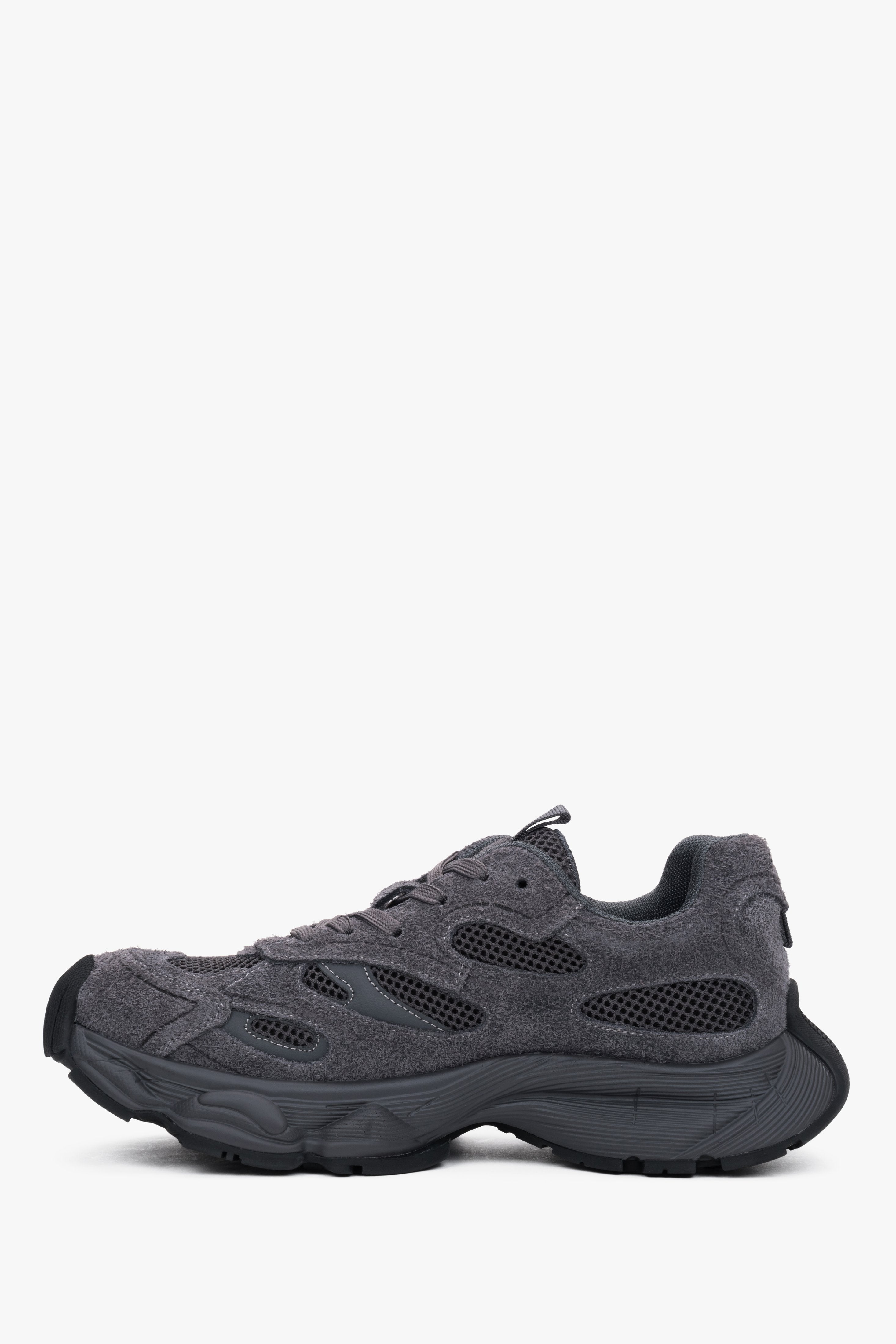 Flache Profilansicht der Außenseite des grauen Sneakers aus strukturiertem Velours
