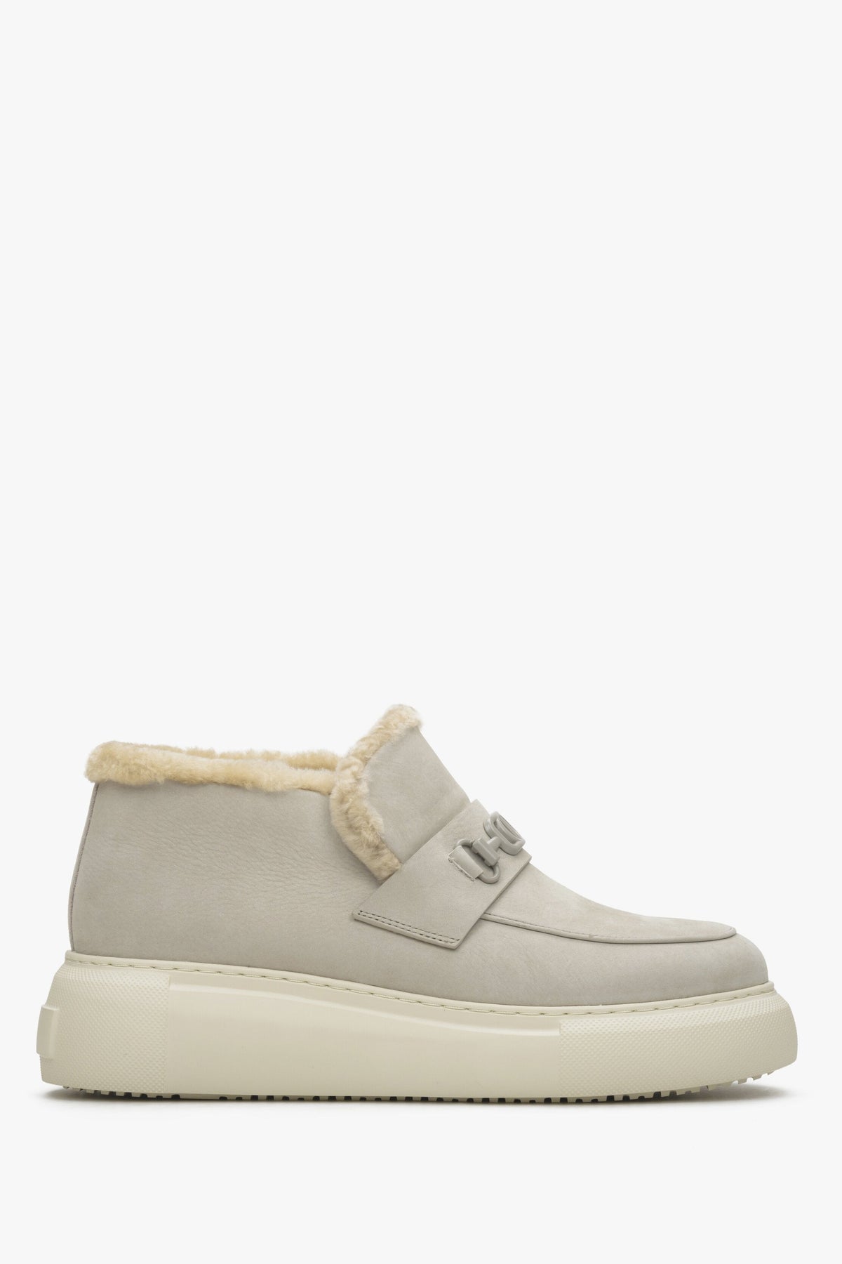 Seitenansicht der grauen Winterschuhe mit dekorativer Applikation