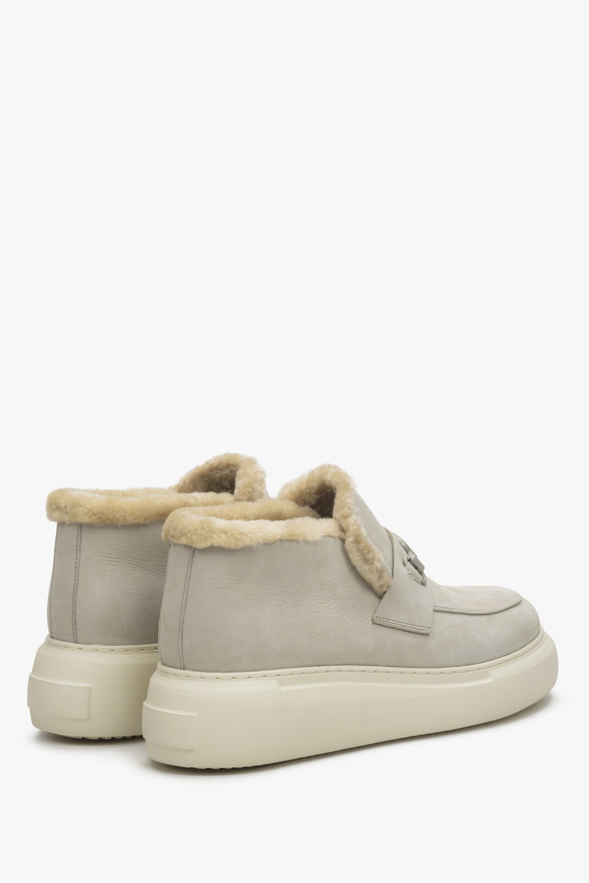 Rückansicht der grauen Damen-Stiefeletten für den Winter